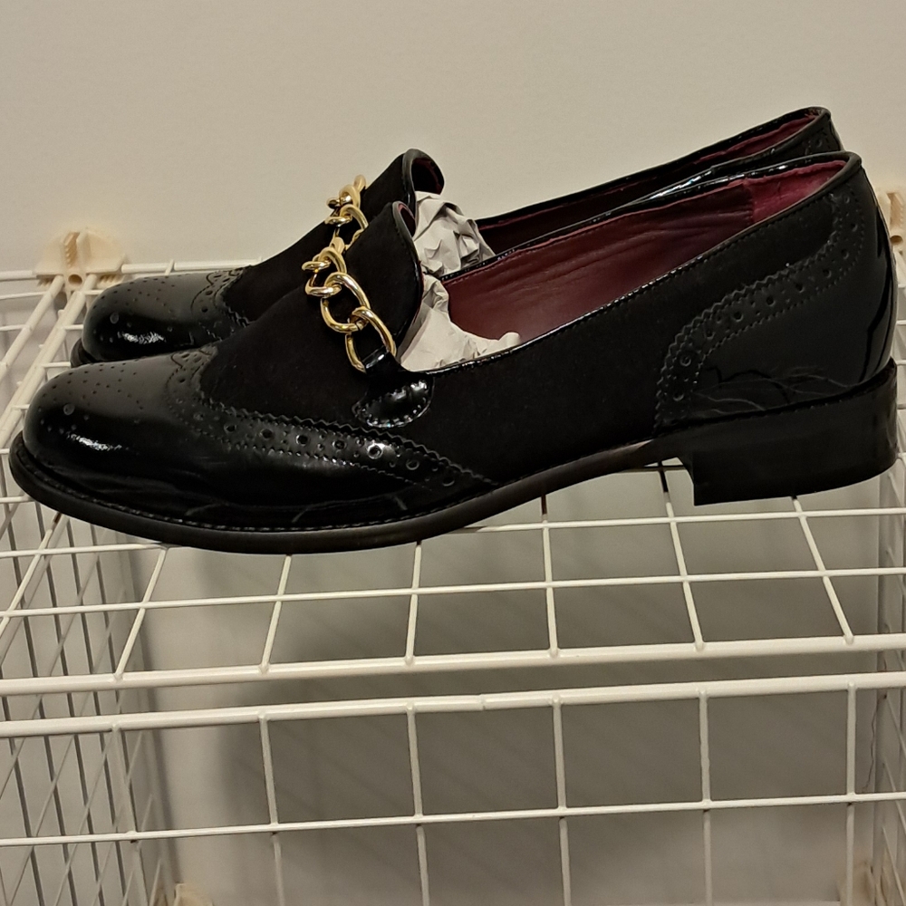 Girotti Elegant Black Patent & Suede Loafers with Gold Chain | Size 42 - Picture 3 of 8